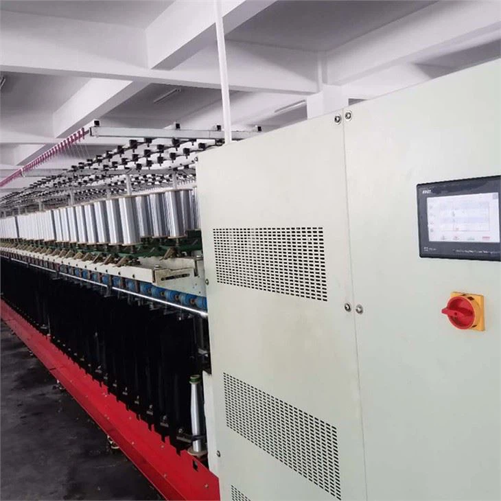 Stroj za izdelavo šivalnih niti iz poliestrskih filamentov